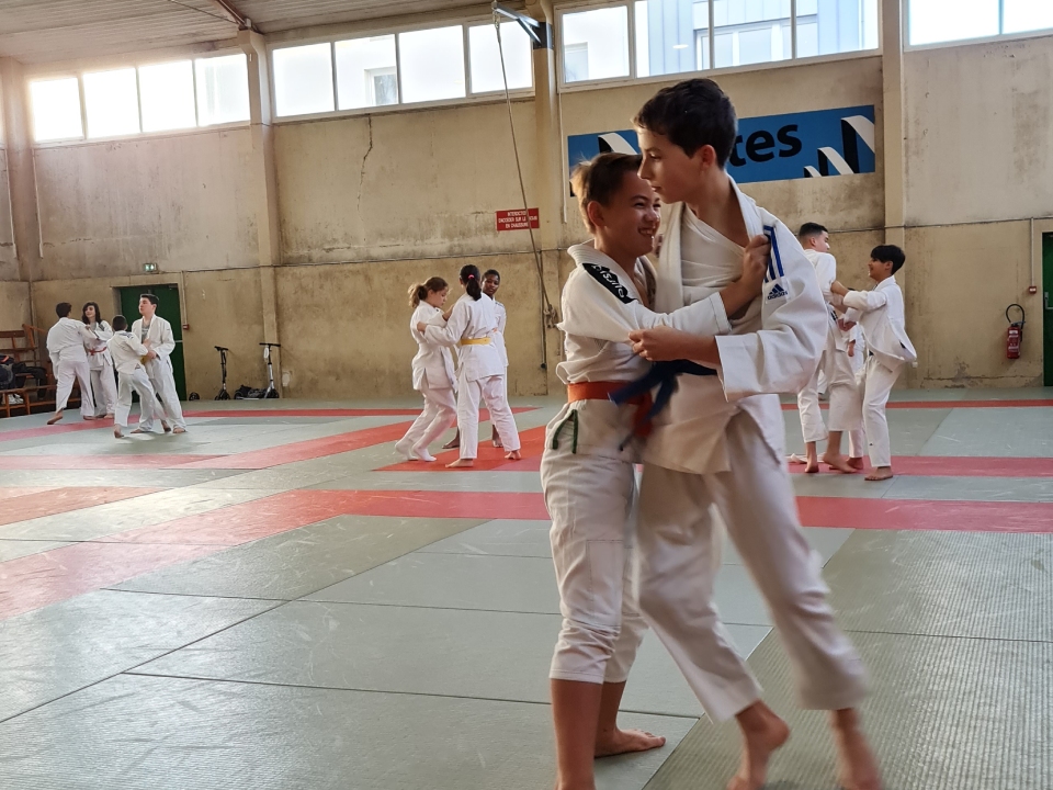 école d'arts martiaux, club de judo, jiujitsu brésilien, MMA, enfants